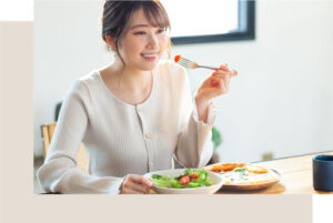 健康的に食べる女性の写真